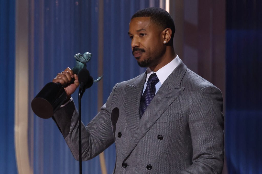Michael B. Jordan aceita o prêmio de Melhor Ator em Papel Protagonista por 'Sinners' durante a 32ª edição anual do Actor Awards, em Los Angeles (EUA) (Foto: VALERIE MACON / AFP)