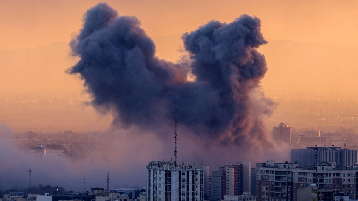 Uma coluna de fumaça se eleva após um ataque à capital iraniana, Teerã, em 3 de março de 2026