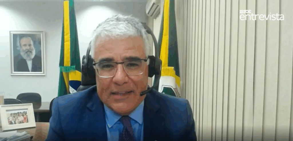Senador Eduardo Girão (Novo-CE) durante participação no programa IstoÉ Entrevista