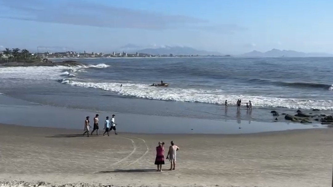 Bombeiros encontram corpo de tripulante que caiu de banana boat em Itapoá Bombeiros encontram corpo de tripulante que caiu de banana boat em Itapoá