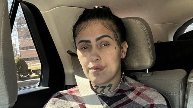 Brasileira foragida por homicídio é presa pelo ICE após caso de roubo