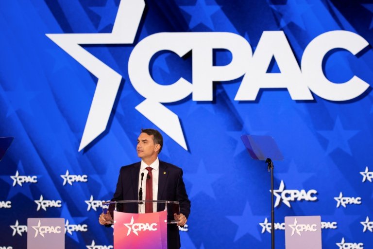 Flávio Bolsonaro elogia 2º mandato de Trump e se vê como presidente do Brasil