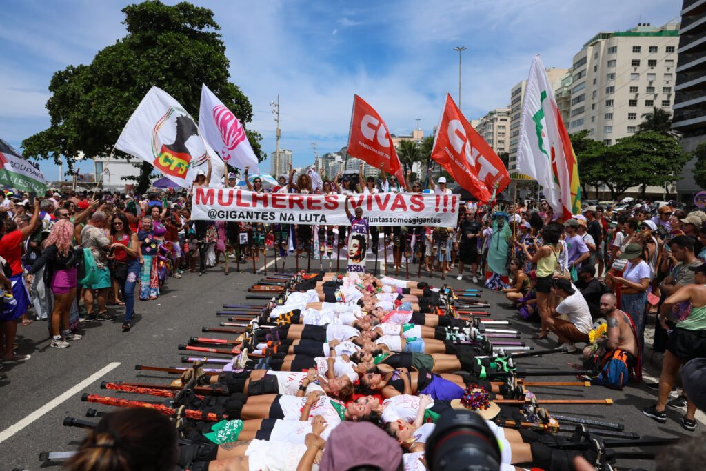 to do Dia Internacional da Mulher ocupa a praia de Copacabana, na zona sul do Rio, pedindo o fim das violências contra as mulheres