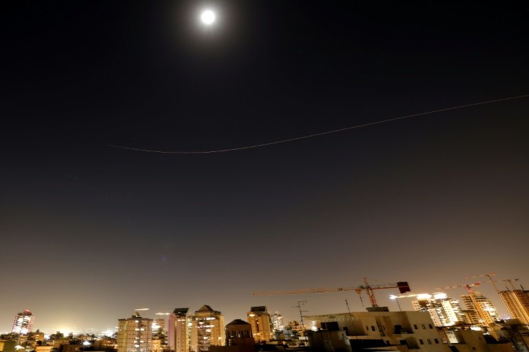 Irã ataca Israel e Trump ameaça bombardear pontes e usinas elétricas