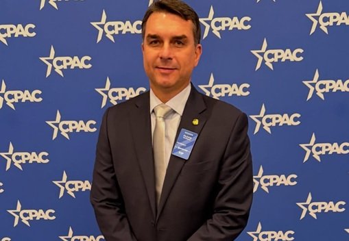 Flávio Bolsonaro diz que país vive crise econômica e promete lutar contra agenda woke