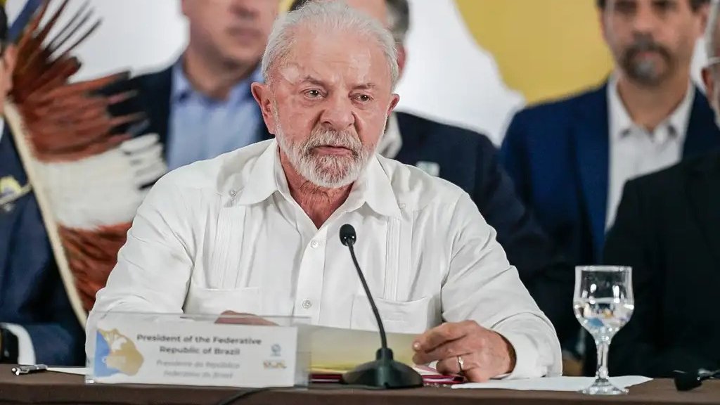 Lula defende mais investimento em defesa e acusa oposição de planejar vender o país