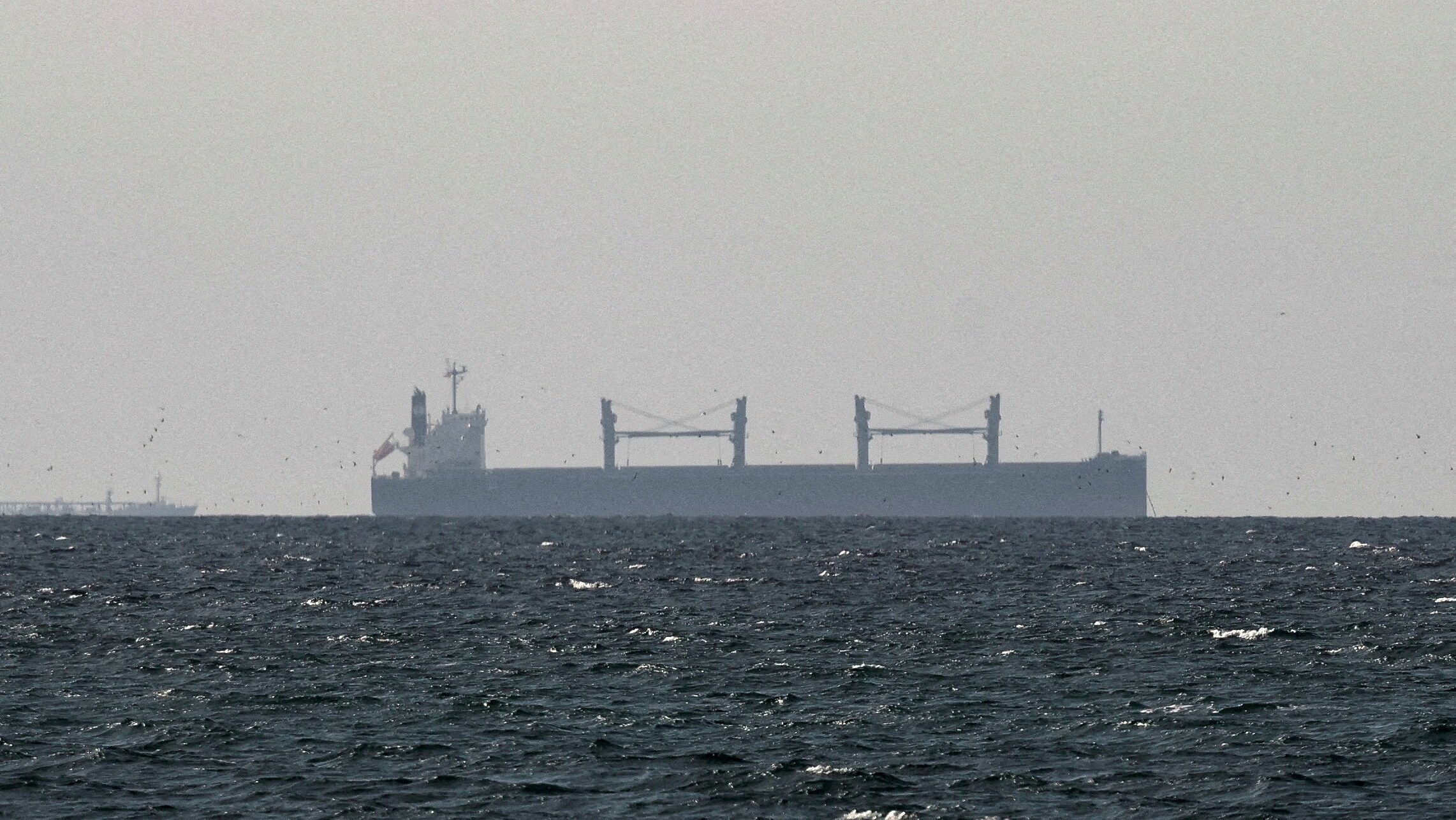 Navio de carga atravessa o Estreito de Ormuz, no Irã