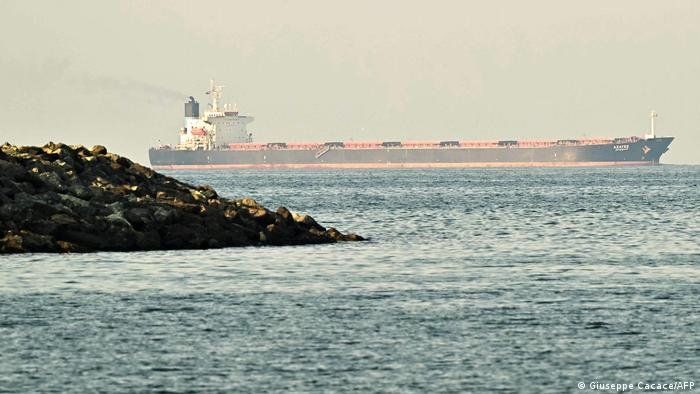 Irã volta a fechar o Estreito de Ormuz e acusa EUA de violar acordo