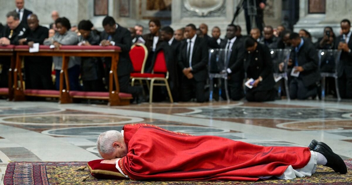 Papa Leão XIV celebra pela primeira vez missa da Paixão de Cristo no Vaticano