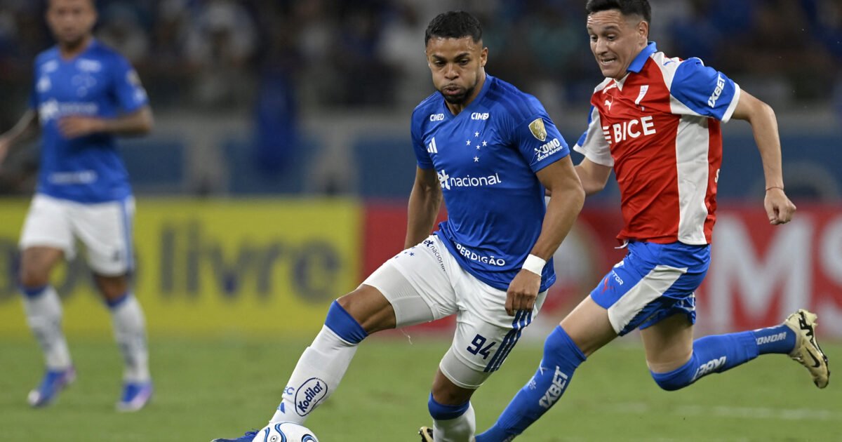 Cruzeiro vacila no fim, perde em casa para a Católica e se complica na Libertadores