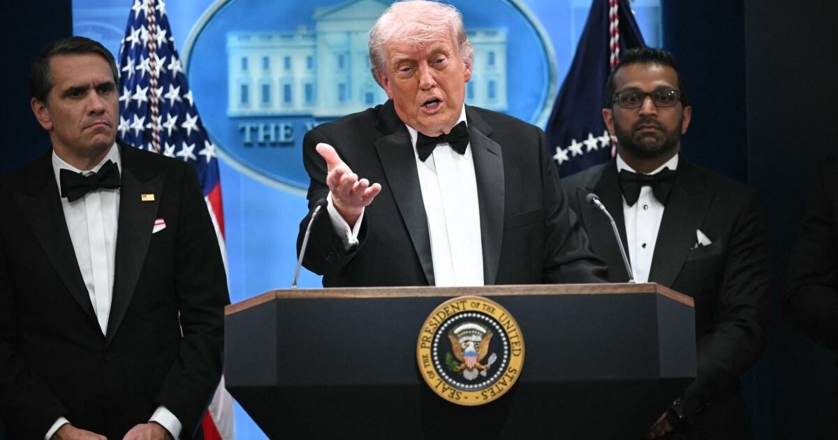 ‘Isso não vai me dissuadir de vencer a guerra no Irã’, diz Trump após ataque a tiros