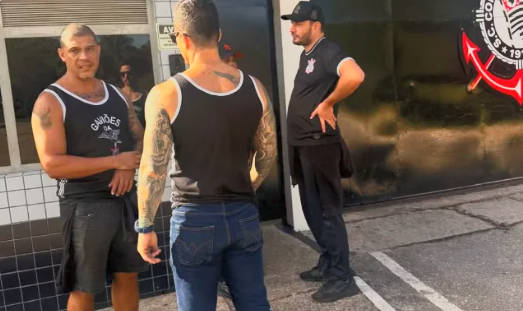 Gaviões da Fiel vai ao CT do Corinthians e cobra elenco e Dorival