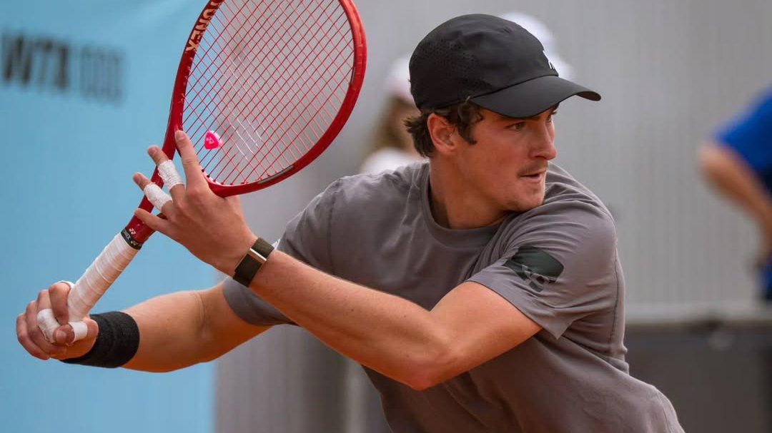 João Fonseca lamenta derrota em Madrid e fala sobre ataque após quebrar a raquete