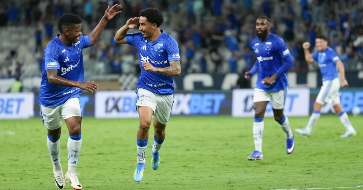 Cruzeiro vence Vitória e conquista 1ª vitória no Brasileirão