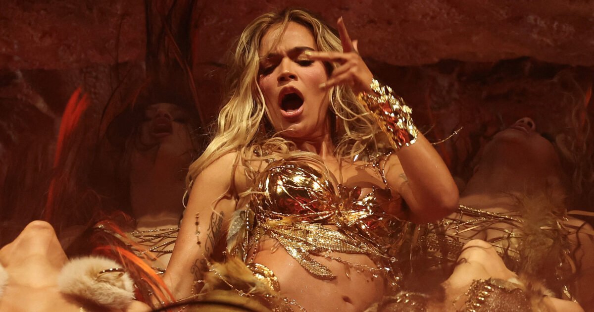 Cantora colombiana Karol G homenageia latinos no Coachella 2026