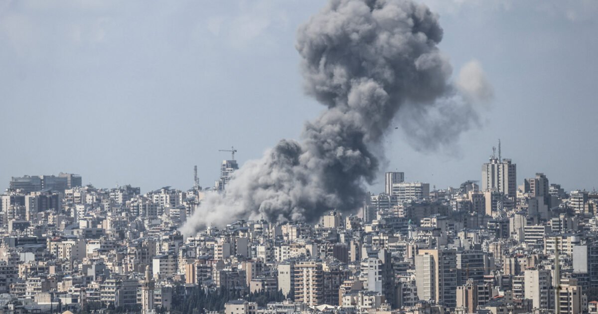 Adolescente de 13 anos registra explosões durante passeio com o pai no Líbano