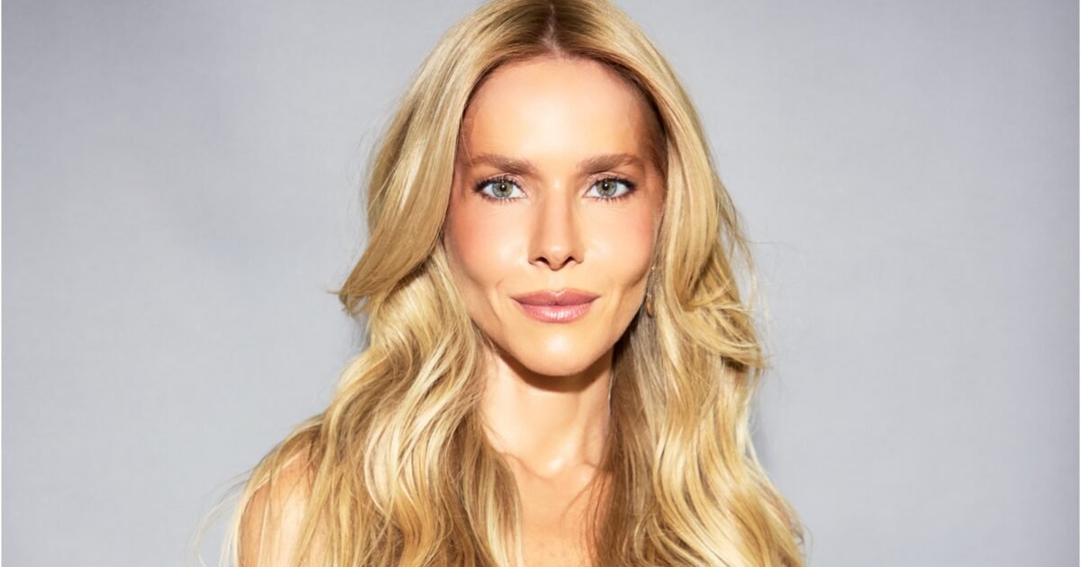 Monique Alfradique volta ao loiro e celebra nova fase da carreira com projeto inédito