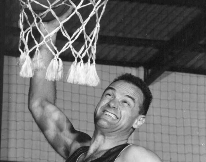 Clubes brasileiros prestam homenagens a Oscar Schmidt