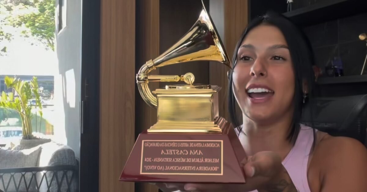 Ana Castela mostra troféu do Grammy Latino após espera de quase dois anos