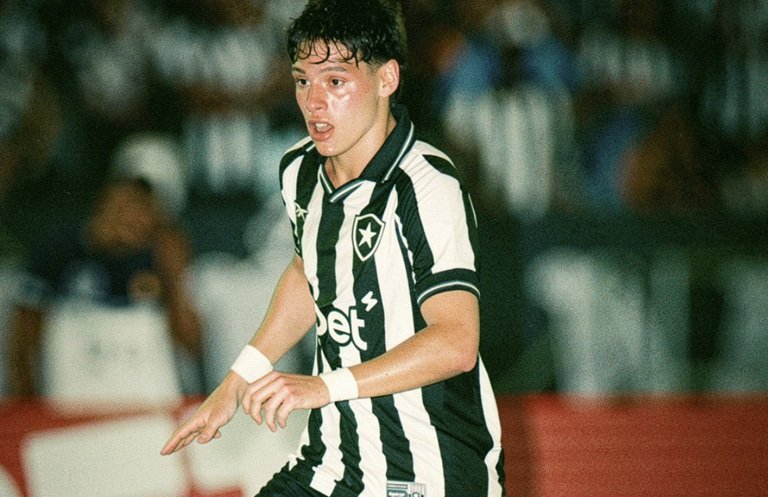 Botafogo marca no fim, bate Chapecoense e abre vantagem na Copa do Brasil