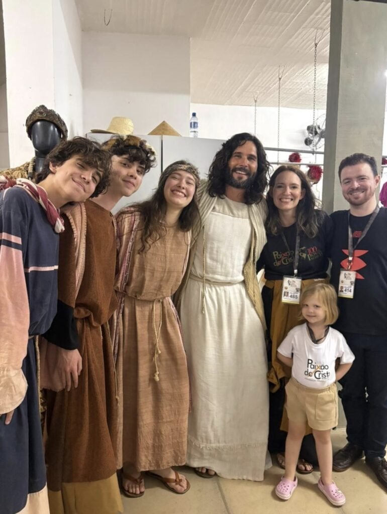 Dudu Azevedo nos bastidores da peça A Paixão de Cristo em Nova Jerusalém, durante a Páscoa de 2026