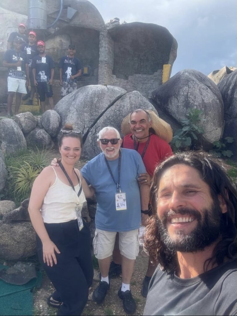 Dudu Azevedo nos bastidores da peça A Paixão de Cristo em Nova Jerusalém, durante a Páscoa de 2026