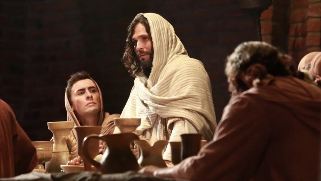 Dudu Azevedo interpreta Jesus durante encenação da Paixão de Cristo em Nova Jerusalém