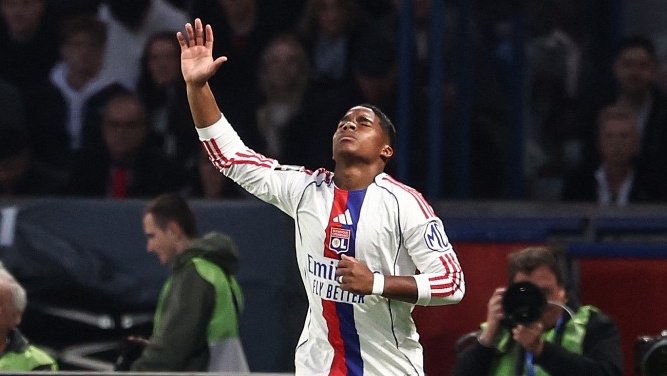 Com gol de Endrick, Lyon vence na visita ao PSG e deixa título em aberto