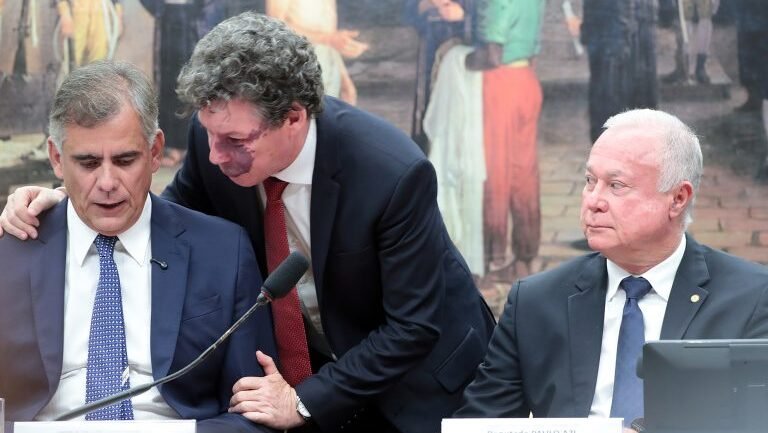 PEC da escala 6×1: texto avança e abre disputa sobre compensação ao setor produtivo