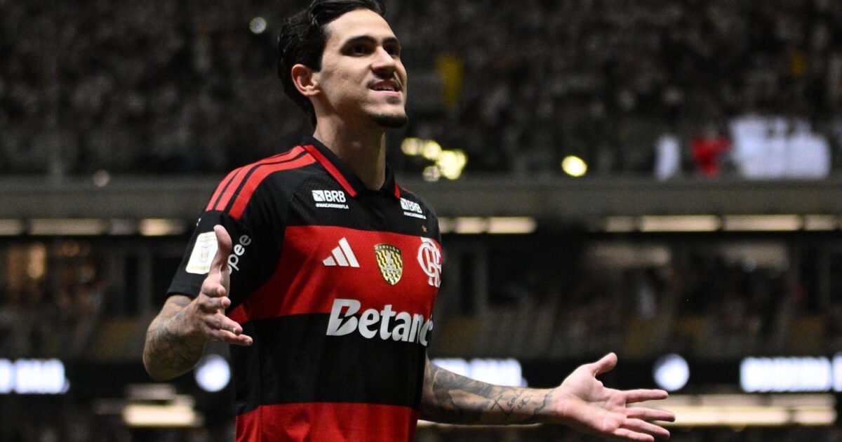 Flamengo faz grande primeiro tempo, goleia o Atlético-MG e segue na caça ao Palmeiras