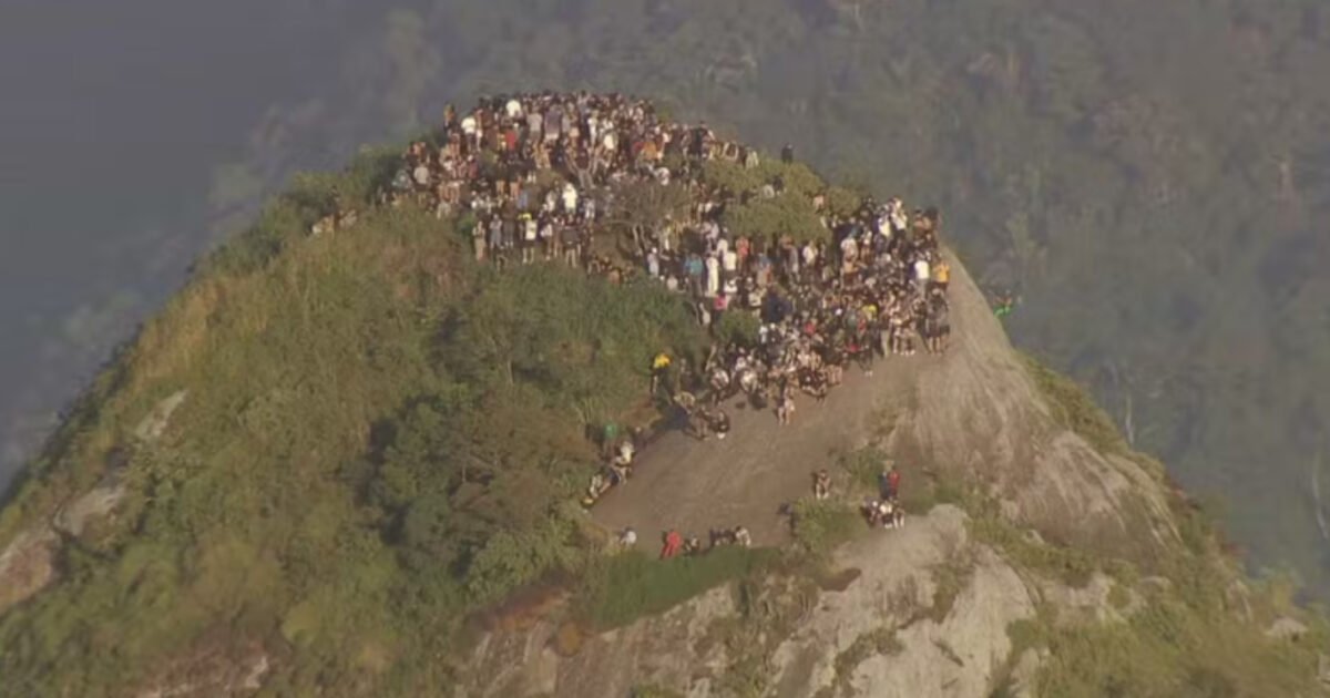 RJ: turistas ficam ‘ilhados’ em Morro Dois Irmãos durante tiroteio no Vidigal