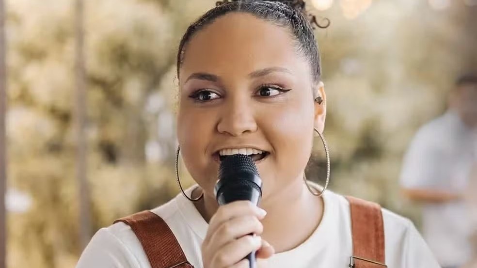 Cantora gospel morre após acidente em parque de diversões em MG