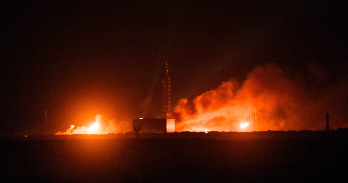 Foguete da Blue Origin explode na plataforma de lançamento
