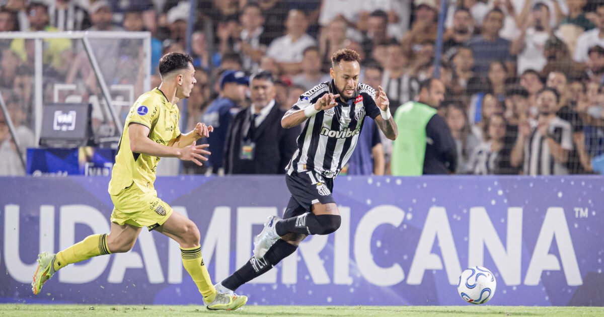 Neymar faz gol, sela paz com Robinho Jr., mas vê Santos só empatar na Sul-Americana