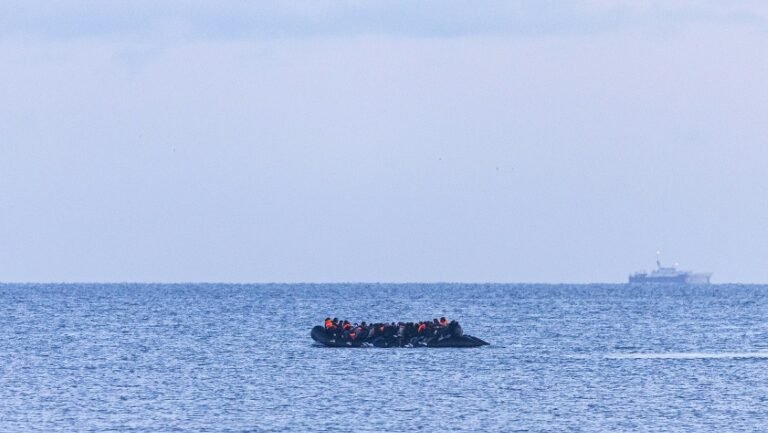 Morrem migrantes sudanesas em barco no Canal da Mancha