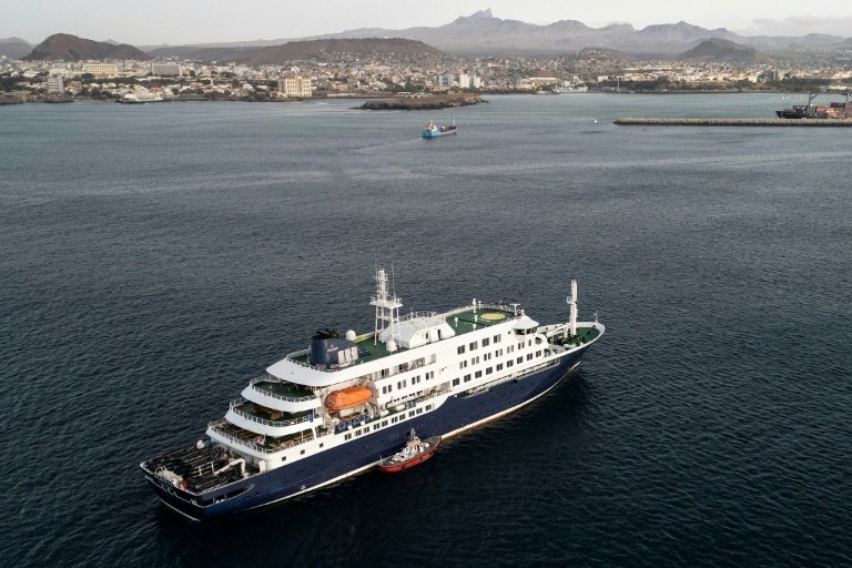 Começa evacuação de passageiros em navio epicentro de surto de hantavírus