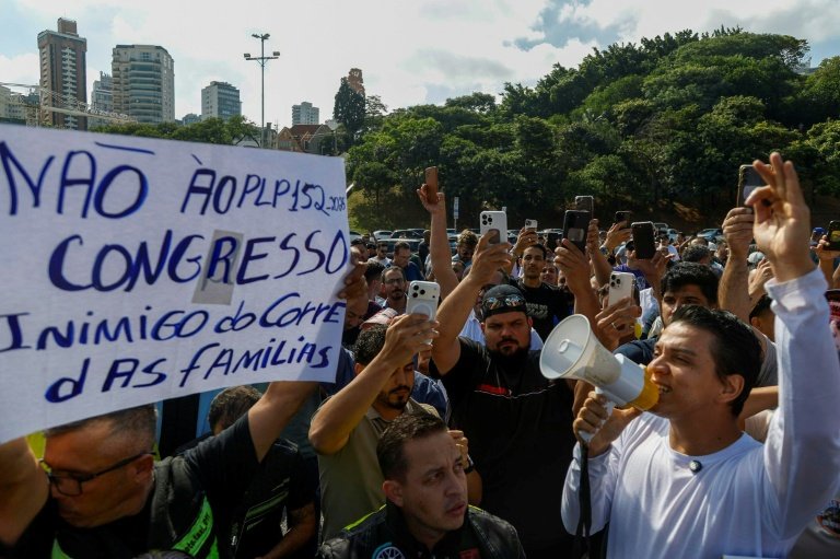 Entregadores de aplicativo se tornam foco de disputa eleitoral no Brasil