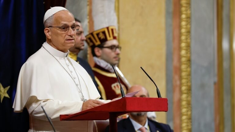 Papa condena a ‘praga’ dos abusos sexuais contra bispos espa