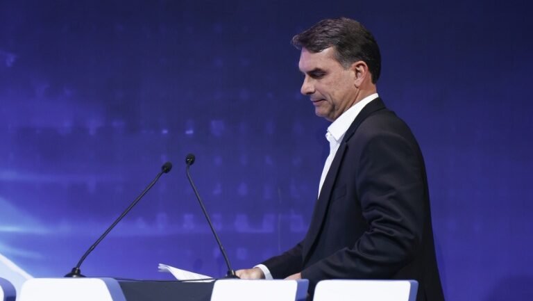 Flávio intensifica disputa contra Lula e vai aos EUA para negociar tarifas