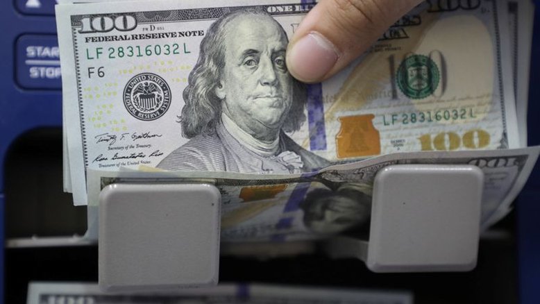 Dólar sobe com exterior e atento a xadrez político com CPI da Covid