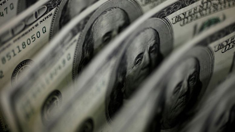 Dólar vira e sobe com liquidez menor em meio a incerteza político-fiscal