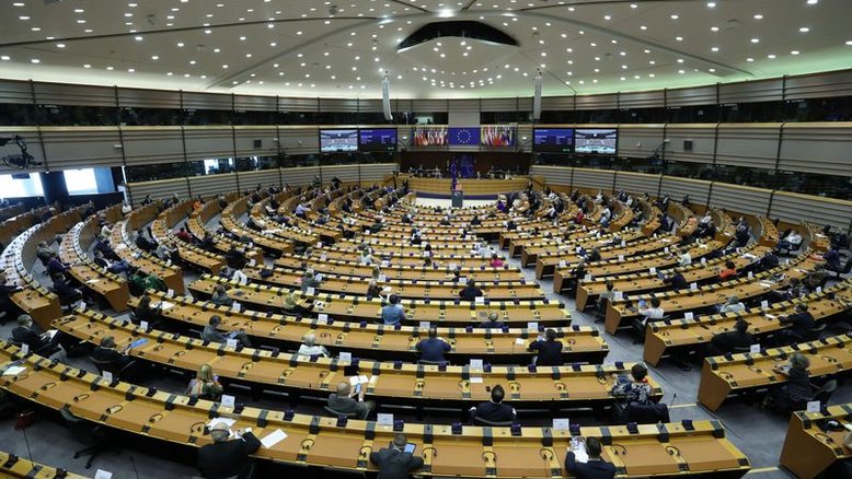 Parlamento Europeu dá anuência parcial para votação sobre acordo comercial Reino Unido-UE