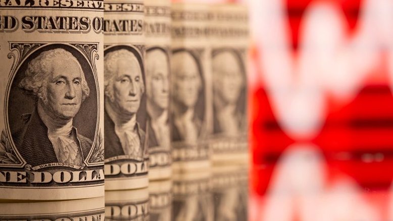 Dólar cai com exterior, mas risco fiscal mantém moeda acima de R$5,70