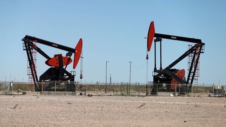 Preços do petróleo sobem com dados da China, mas interrupção em vacina da J&J pesa