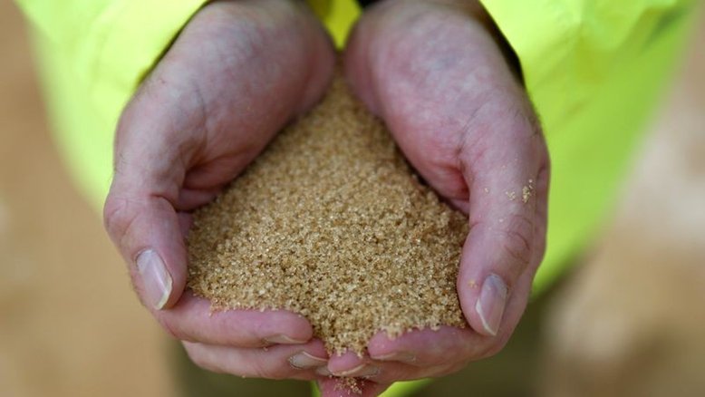 Açúcar bruto sobe quase 3% e tem máxima de 7 semanas na ICE; café avança 2%