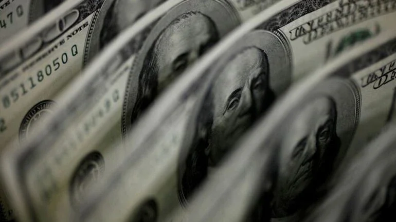 Dólar devolve perdas nesta 6ª, mas deve fechar semana com queda expressiva