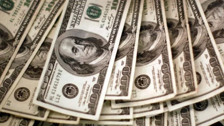 Dólar tem leve queda ante real de olho em agenda carregada