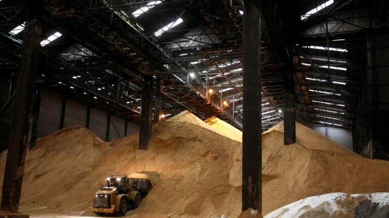 Açúcar bruto e café arábica fecham em baixa na ICE em consolidação dos mercados