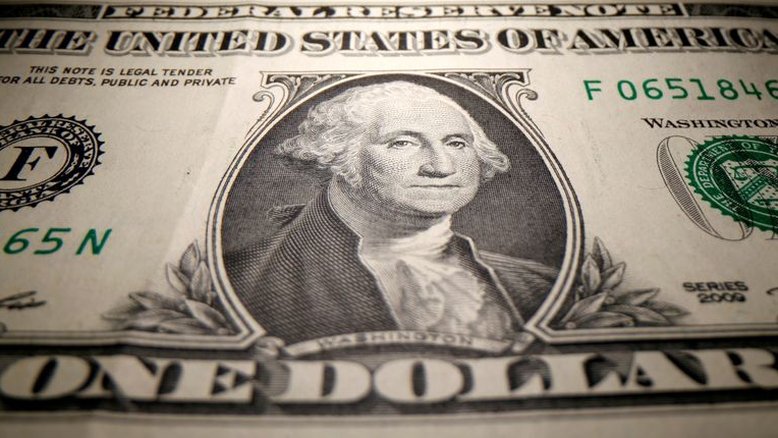 Dólar recua ante real, mas tensões políticas seguem no radar