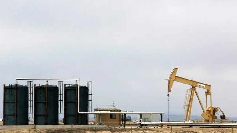 Preços de petróleo recuam 2% com receios de excesso de oferta após Opep chegar a acordo